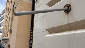 «Ένας επικίνδυνος σιδερένιος πάσσαλος στο κέντρο του Ηρακλείου»