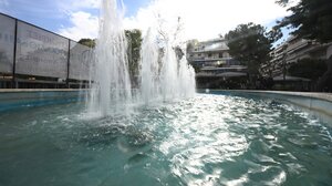 Καλλιθέα: Συγκλονίζει ο πατέρας του κοριτσιού που έπεσε στο συντριβάνι – «Ο Θεός να βάλει το χέρι του»