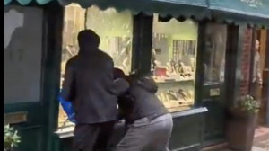 Λονδίνο: Έσπασαν βιτρίνα κοσμηματοπωλείου, την άδειασαν κι έφυγαν σε λιγότερο από 1 λεπτό