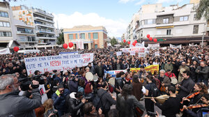 "Δεν ξεχνάμε – Δεν συγχωρούμε": Συγκέντρωση στο Ηράκλειο τρία χρόνια μετά το τραγικό δυστύχημα στα Τέμπη
