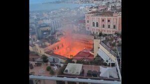 Φωτιά κατέστρεψε το θέατρο Σανατζάρο της Νάπολης 