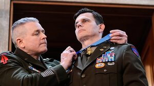 ΗΠΑ: Τραυματίας πιλότος από την επιχείρηση σύλληψης του Μαδούρο τιμήθηκε με το Μετάλλιο Τιμής από τον Τραμπ