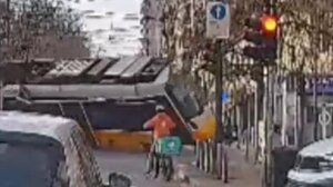 Δυστύχημα στο Μιλάνο: Η στιγμή που το τραμ εκτροχιάζεται