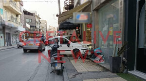 Αυτοκίνητο "καρφώθηκε" στην είσοδο επιχείρησης στο Ηράκλειο - Φωτογραφίες