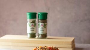 Ξεχάστε το τρίψιμο: Η απλή λύση για να αφαιρέσετε τις αυτοκόλλητες ετικέτες από τα βάζα με ένα φυσικό υλικό