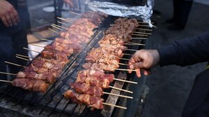 Τσικνοπέμπτη με "φωτιά" στις τιμές – Έως και 30% αυξήσεις στα κρέατα