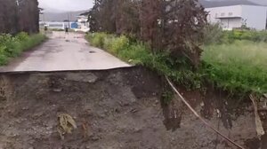 Στη ... δίνη της κακοκαιρίας η Κρήτη: “Σκίστηκε” η γη… στα δύο στο Τυμπάκι, ανεμοστρόβιλος "χτύπησε" την Ιεράπετρα - Βίντεο