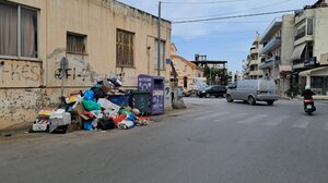 Σκουπίδια, κάδοι υπερχειλισμένοι και… ευχαριστίες στον Δήμο