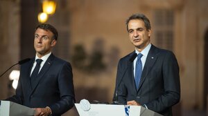 Στην Κύπρο ο Μητσοτάκης – Κρίσιμη συνάντηση με Μακρόν και Χριστοδουλίδη στην Πάφο