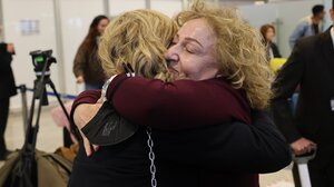 Επέστρεψαν στην Ελλάδα 87 Έλληνες από το Ομάν: Ανάμεσά τους και ένα μωρό