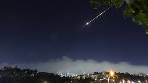 Στη δίνη του πολέμου η Μέση Ανατολή: Βομβαρδισμοί σε Ισραήλ και Ιράν – Έκρηξη σε πετρελαιοφόρο στο Κουβέιτ