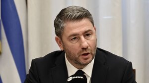 Ο Νίκος Ανδρουλάκης αποχαιρετά τον Παναγιώτη Αραμπατζή