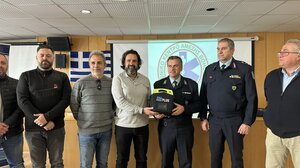 Σημαντική πράξη αλληλεγγύης: Δωρεά απινιδωτή προς την Τροχαία Ηρακλείου