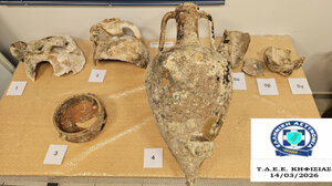 Χειροπέδες σε 50χρονο στην Κηφισιά που είχε στην κατοχή του αρχαίους αμφορείς