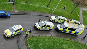 Συναγερμός στο Εδιμβούργο: Άνδρας κυκλοφορεί με μαχαίρια, πληροφορίες για τραυματίες