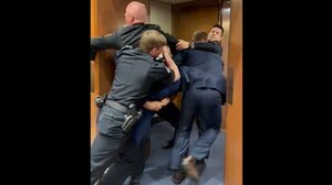  Επεισόδιο στο Καπιτώλιο με διαδηλωτή κατά του πολέμου στο Ιράν - Βίντεο