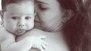 Επίδομα μητρότητας 2026: Οδηγός με ερωτήσεις και απαντήσεις για τις νέες πληρωμές, τα ποσά και τις κατασχέσεις