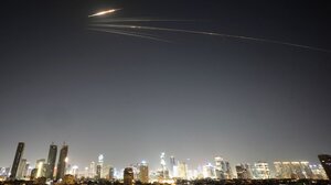 Μέση Ανατολή: Ισραηλινές αεροπορικές επιδρομές στην Τεχεράνη μετά την εκτόξευση ιρανικών πυραύλων – Επιθέσεις σε χώρες του Κόλπου