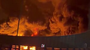 «Μαύρη βροχή» πάνω από την Τεχεράνη: Σοβαροί οι κίνδυνοι από τον τοξικό καπνό