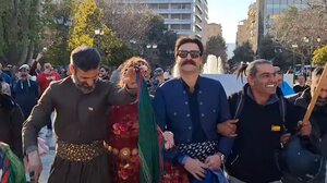 Ιρανοί πανηγυρίζουν και χορεύουν στο κέντρο της Αθήνας για τον θάνατο του Χαμενεΐ