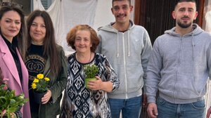 Λουλούδια και ευχές στις γυναίκες του Καινούργιου Χωριού από τον Πολιτιστικό Σύλλογο