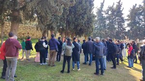 Χιλιάδες κόσμου στο Σκοπευτήριο της Καισαριανής μετά την αποκάλυψη των συγκλονιστικών φωτογραφικών ντοκουμέντων