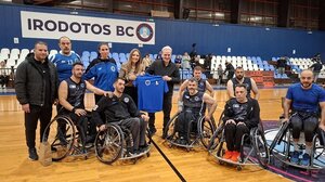 Ο Αλέξης Καλοκαιρινός στο πλευρό των αθλητών της ομάδας μπάσκετ με αμαξίδιο 