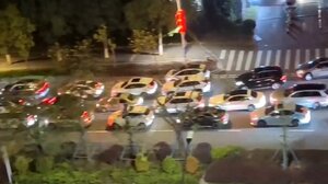 Oυρές χιλιομέτρων έξω από βενζινάδικα στην Κίνα 