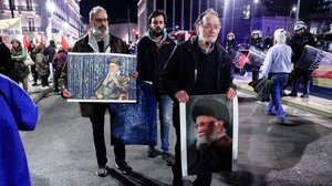 Ξεσπά ο φωτορεπόρτερ που απαθανάτισε τον Λαφαζάνη με το πορτρέτο του Χαμενεΐ