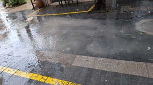 Η βροχή "αποκάλυψε" την εγκατάλειψη: Λακκούβες - παγίδες στους πεζόδρομους του Ηρακλείου