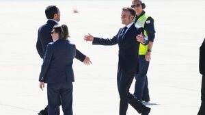 «Η αγκαλιά που ντρόπιασε τον Στάρμερ»: Τι γράφουν οι Άγγλοι για την επίσκεψη Μακρόν στην Κύπρο