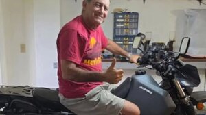 Είναι 77 ετών και κάνει τον γύρο του κόσμου με μοτοσικλέτα!