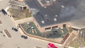 Συναγερμός στις ΗΠΑ: Ένοπλος εισέβαλε με αυτοκίνητο σε συναγωγή και άρχισε να πυροβολεί - Βίντεο