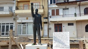 ΚΚΕ: Τρία κόκκινα γαρύφαλλα γι' αυτούς που νίκησαν τον θάνατο