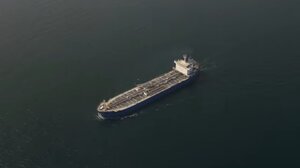 Πλήγμα σε πλοίο μεταφοράς εμπορευματοκιβωτίων στο στενό του Ορμούζ