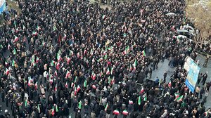 Ιράν: Διχασμένη η Τεχεράνη από τον θάνατο του Χαμενεΐ: Κάποιοι πανηγυρίζουν και κάποιοι άλλοι θρηνούν