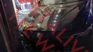 Αυτοκίνητο «καρφώθηκε» σε βιτρίνα καταστήματος: Πού στρέφονται οι έρευνες για το κινηματογραφικό τροχαίο στην Έβανς