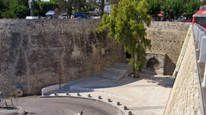 Πτώση άνδρα από τα Τείχη σήμανε συναγερμό