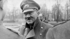 Ο Χίτλερ σκηνοθέτησε τον θάνατό του, λέει πρώην πράκτορας της CIA