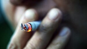 Πρόστιμο 3000 ευρώ και αφαίρεση διπλώματος σε οδηγό σχολικής εκδρομής, γιατί κάπνιζε