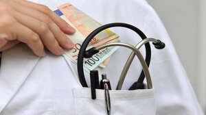 Ιπποκράτειο: Τι λένε θύματα του γιατρού που καταδικάστηκε για «φακελάκι» 