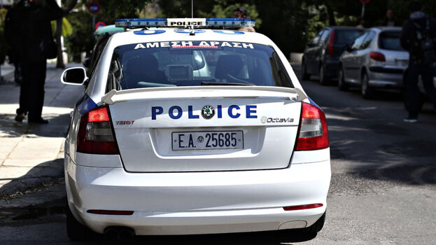 Πάτρα: Μπήκε στο σπίτι του, τον απείλησε με όπλο και τον χτύπησε