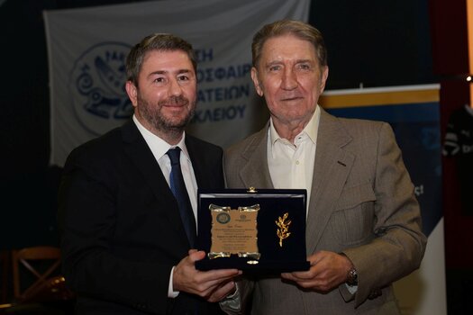 Νίκος Ανδρουλάκης: Το βραβείο στον Μανώλη Παπακαλιάτη, τα συγχαρητήρια στον ΟΦΗ και η "καζούρα" στον Θοδωρή Ζαγοράκη