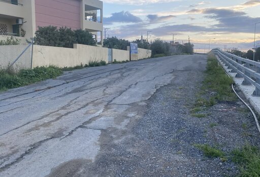 Ποιος θα κλείσει επιτέλους τις λακκούβες στον δρόμο;