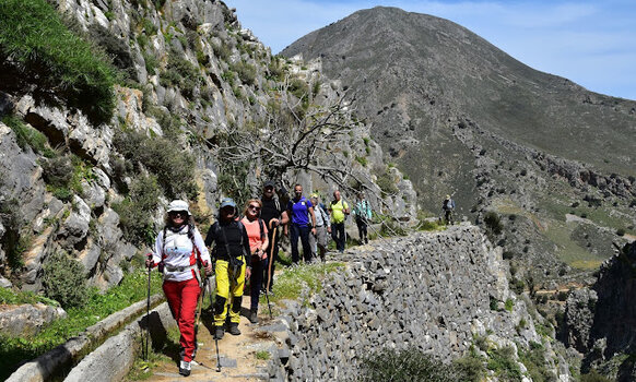 Πεζοπορία στο πανέμορφο φαράγγι του Μέσωνα 