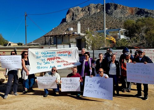 «Η θάλασσα της Παχιάς Άμμου δεν είναι χωματερή!»: Ειρηνική διαμαρτυρία στο Σταυρό Ακρωτηρίου
