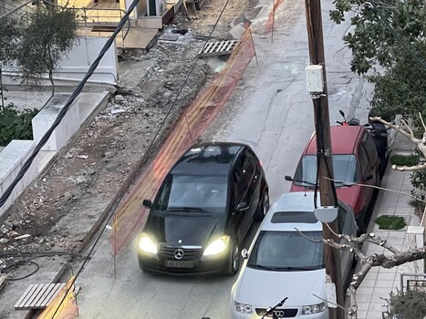 H ανακατασκευή των πεζοδρομίων στις οδού Γεωργιάδη - Κάσου και οι θέσεις στάθμευσης