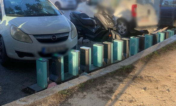 Αυτοκίνητα καταλαμβάνουν θέσεις ηλεκτρικών ποδηλάτων