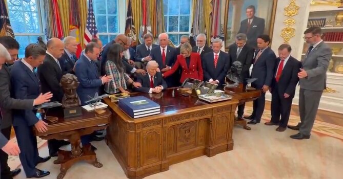 Μία προσευχή θα τον σώσει τον Τραμπ;