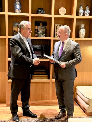 Αρναουτάκης Πρέσβης